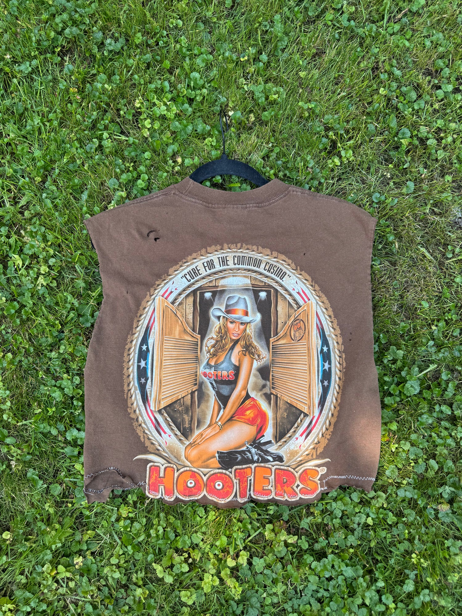 HOOTERS LAS VEGAS| sleeveless CROP TEE
