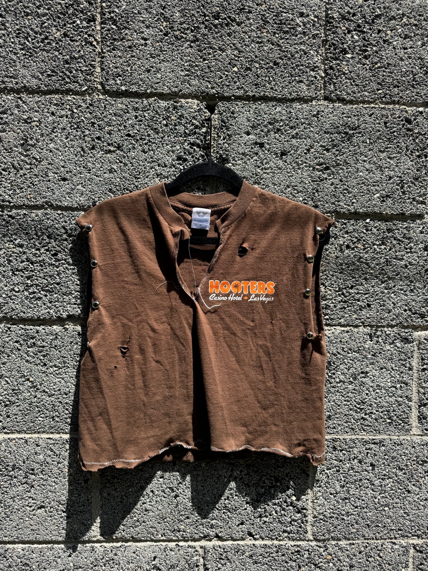 HOOTERS LAS VEGAS| sleeveless CROP TEE